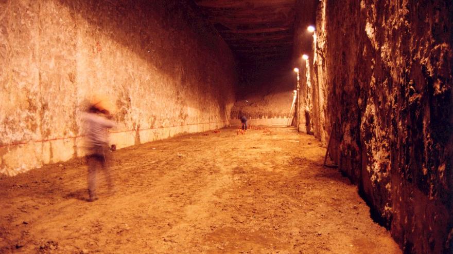 Túnel ejecutado entre pantallas iluminado