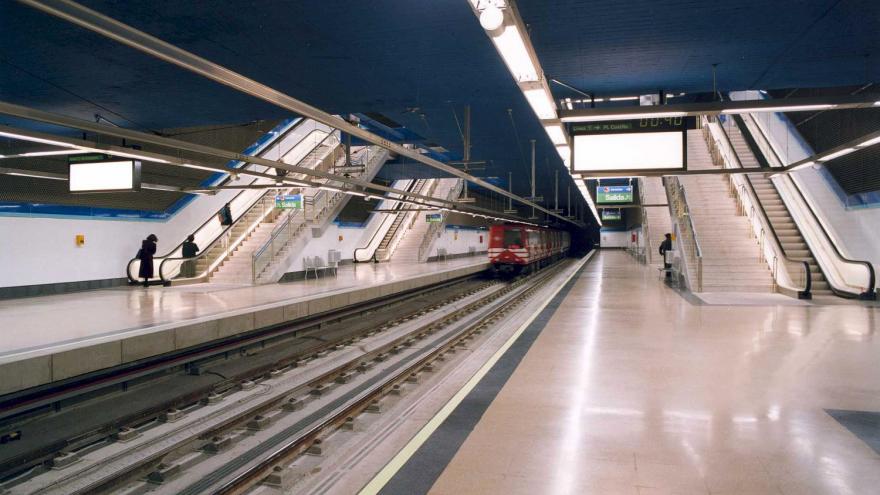 Andenes Intercambiador Sierra de Guadalupe con un tren entrando en la estación