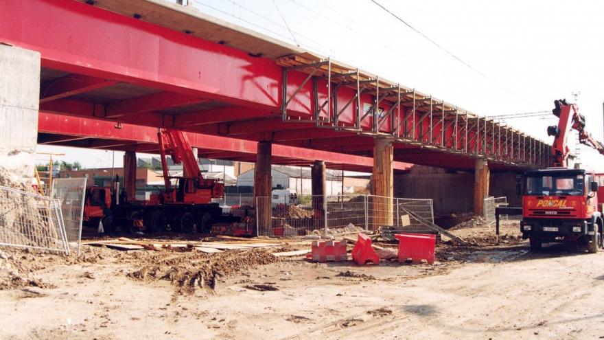 Estructura del Intercambiador Sierra de Guadalupe, maquinaria trabajando