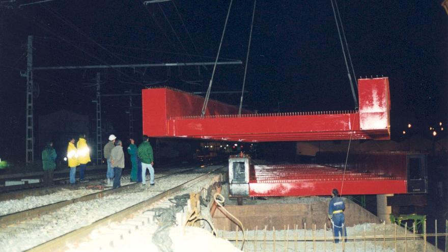 Obrero supervisando el izado de parte de la estructura del Intercambiador