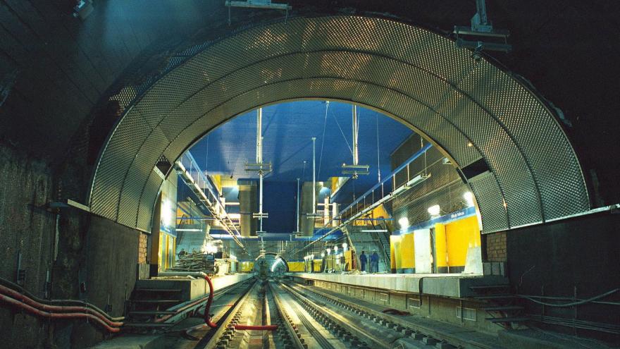 Vista de la estación Villa de Vallecas desde el túnel, obreros trabajando