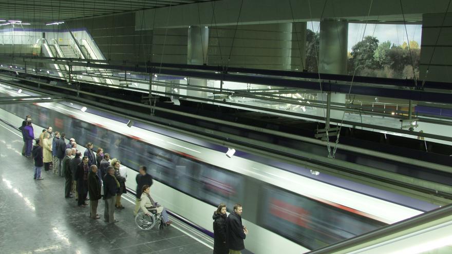 Tren circulando en la estación Puerta del Sur