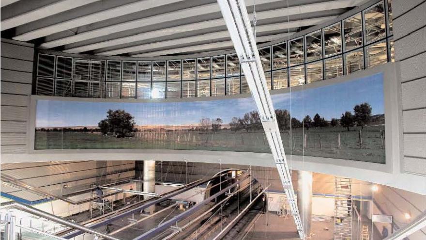 Vista de la estación Puerta del Sur con el mural al fondo