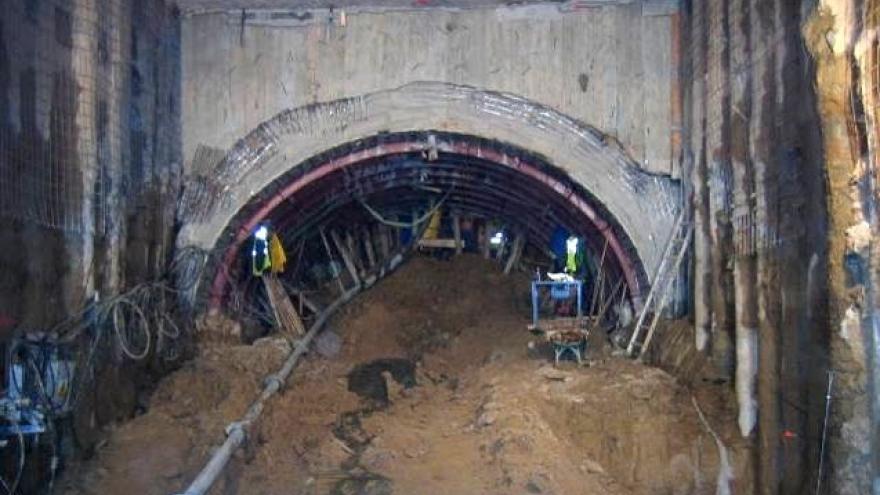 Túnel a medio excavar por Método tradicional de Madrid