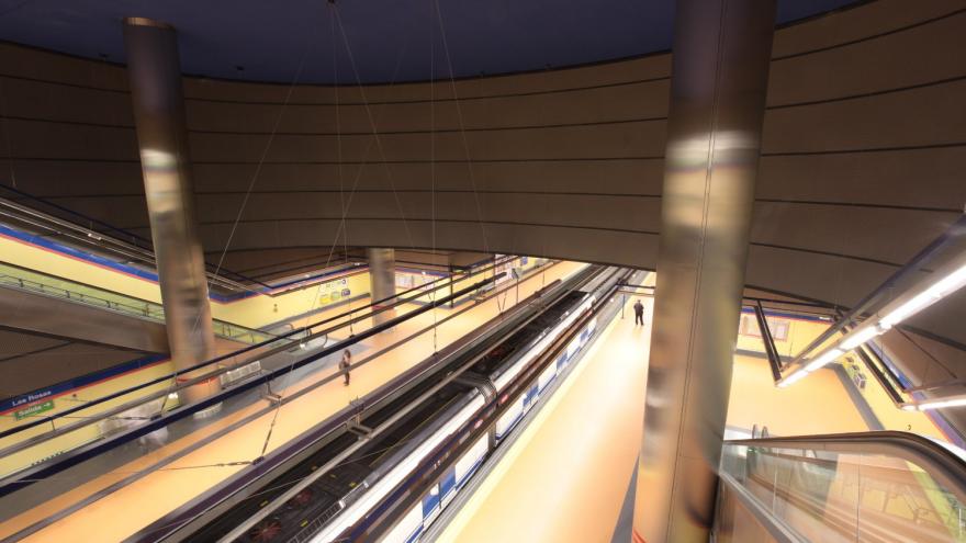 Vista desde el vestíbulo hacia el andén estación Las Rosas