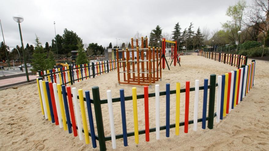 Zona de juegos infantiles en l reurbanización de La Almudena