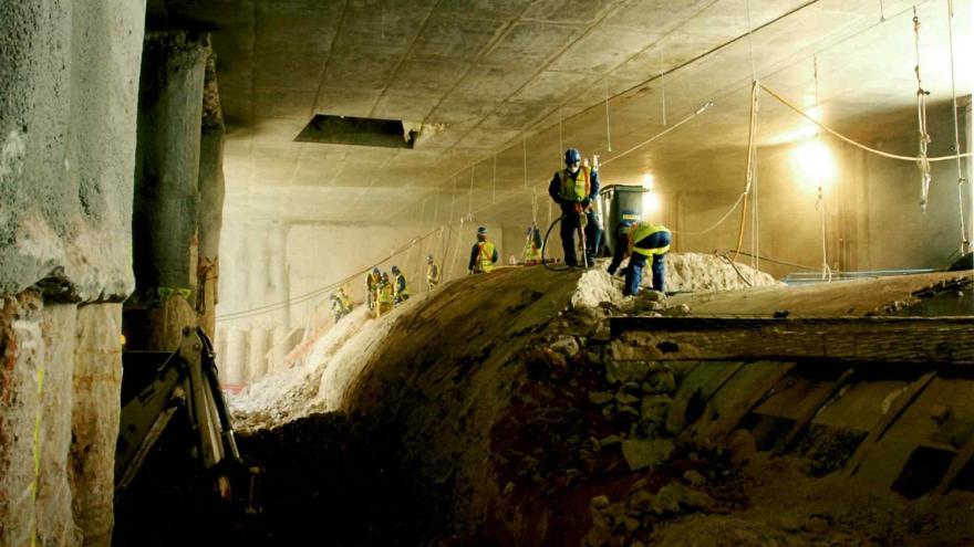 Demolición de la antigua bóveda del túnel sobre la protección metálica en la estación de Plaza de España