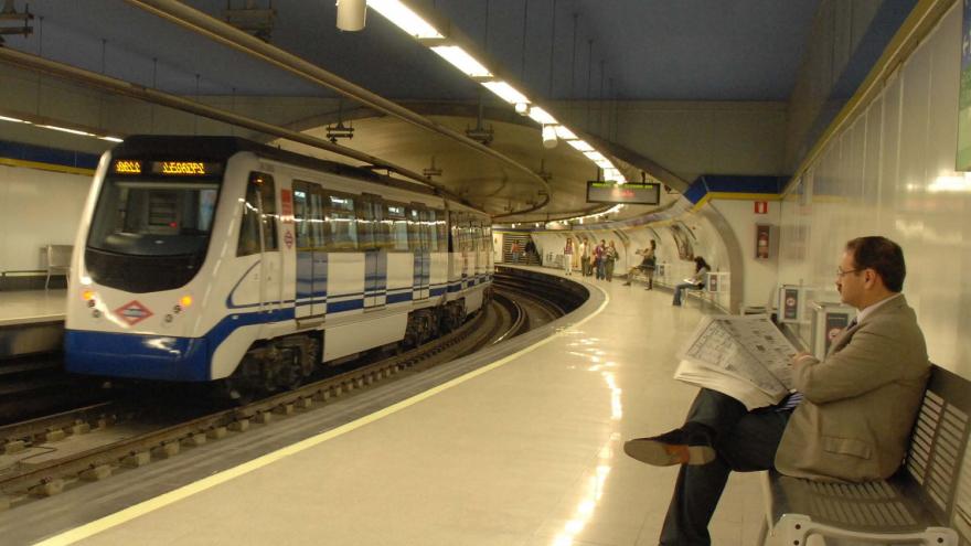 Andenes de la estación de Plaza de España renovada