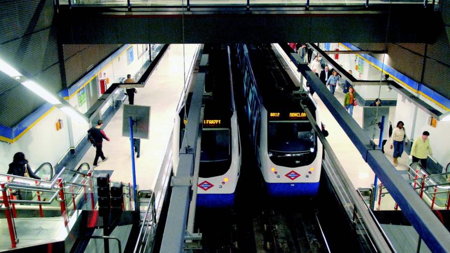 Nuevos andenes de la estación de Moncloa y dos trenes parados en la estación