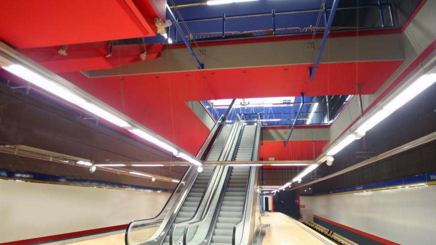 Cuerpo de escaleras de bajada a andén de la estación de Villaverde Alto