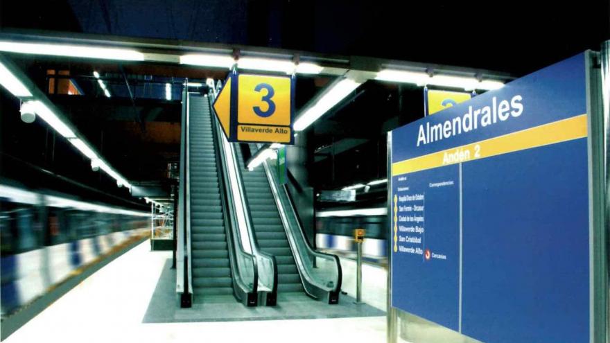 Andenes de la estación de Almendrales con el cuerpo de escaleras en el andén central