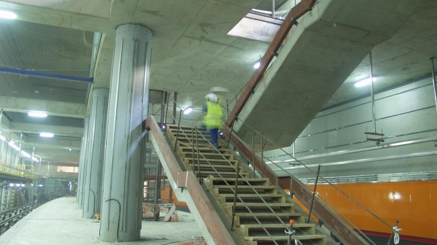 Estación de Almendrales en obras, se aprecia la escalera