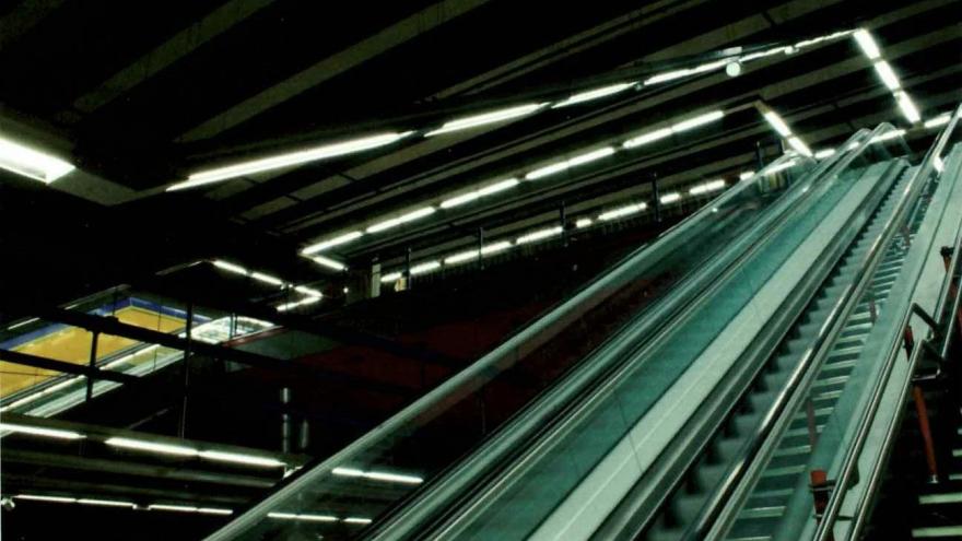 Cuerpo de escaleras de bajada a andén de la estación San Cristóbal