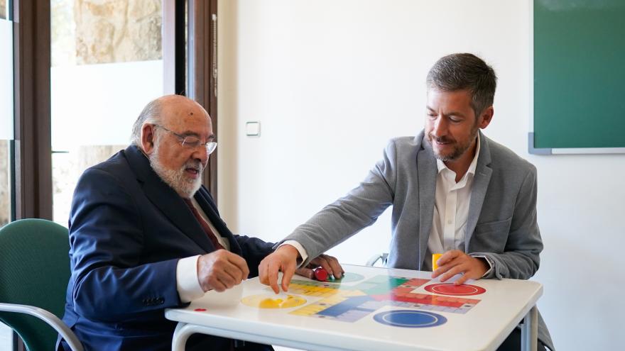 Miguel Ángel García Martín en un momento de su visita a los apartamentos de mayores de Pinilla de Buitrago