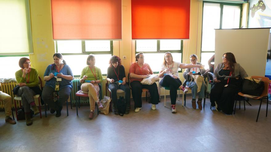 gente sentada en grupo en una sala
