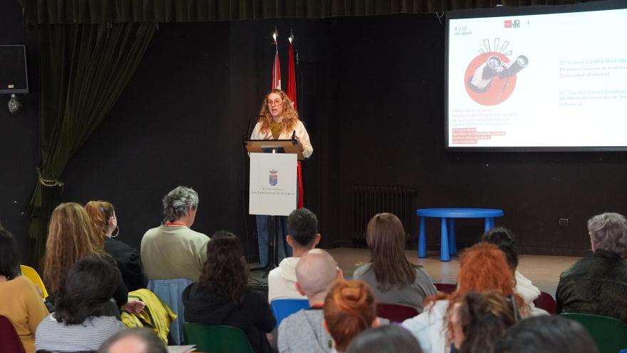 DG de Juventud, Laura Castilla, hablando en atril en escenario