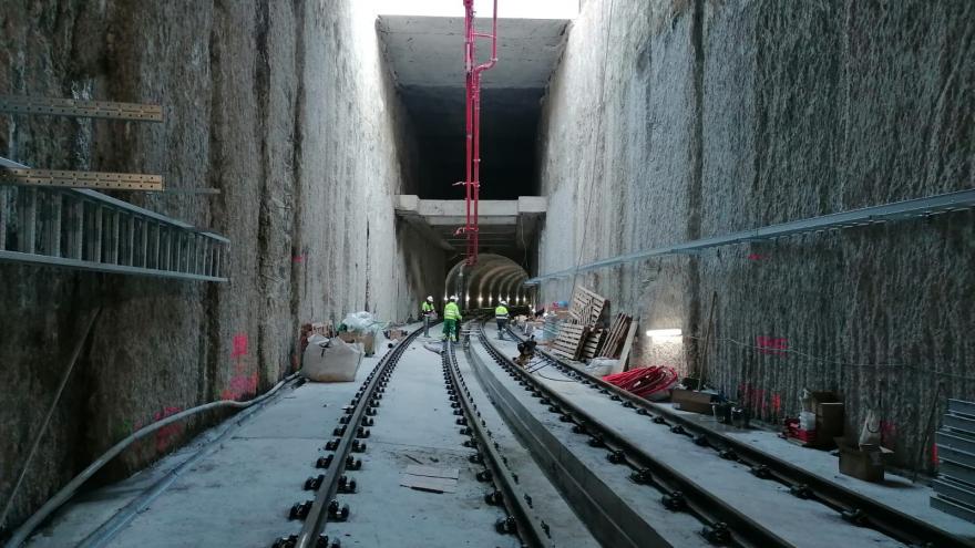 Vista del fondo de saco del túnel entre pantallas de las obras de prolongación de la Línea 3 de Metro