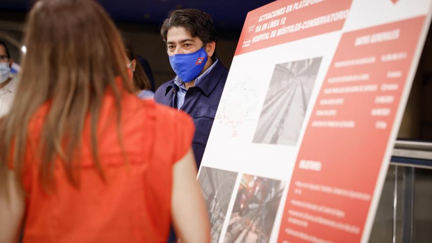 Davíd Pérez observa un panel con las actuaciones realizadas en Metrosur