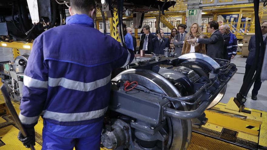 Gonzalo visita el depósito de Hortaleza, donde se realiza el mantenimiento de los trenes de las líneas 4 y ML1 del suburbano 