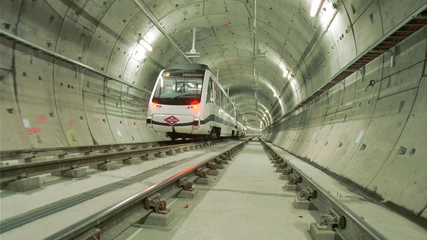 Tren 8000 circulando por el túnel