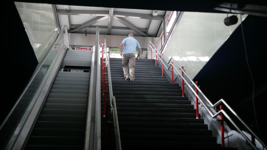 Escaleras fijas y mecánicas estación Avenida de Europa