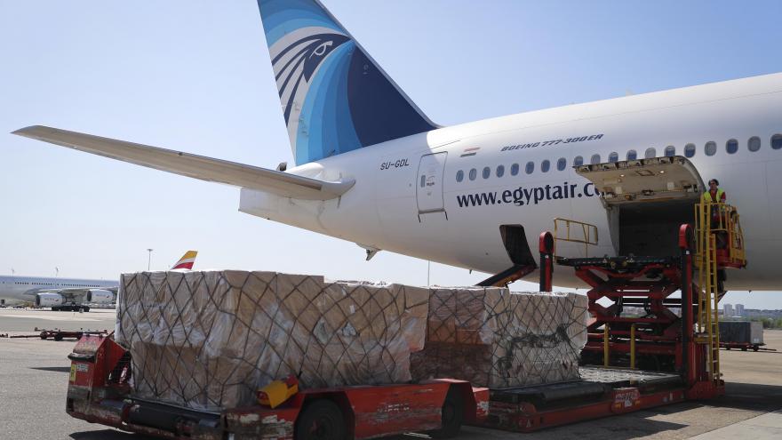 Descarga material sanitario avión