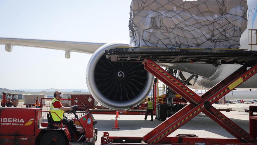 Descarga material sanitario avión