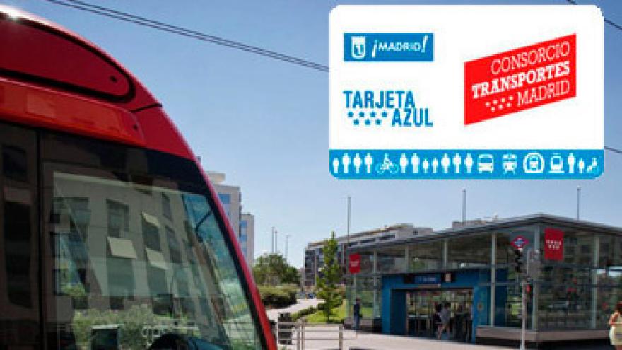 Imagen de la Tarjeta Azul sobre fondo de un Metro Ligero y una estación de Metro