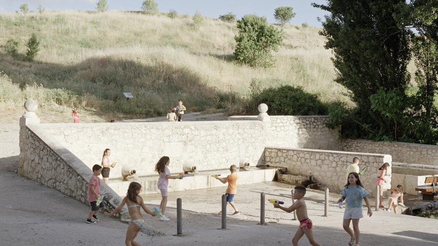 Fotografía de niños en verano jugando a mojarse