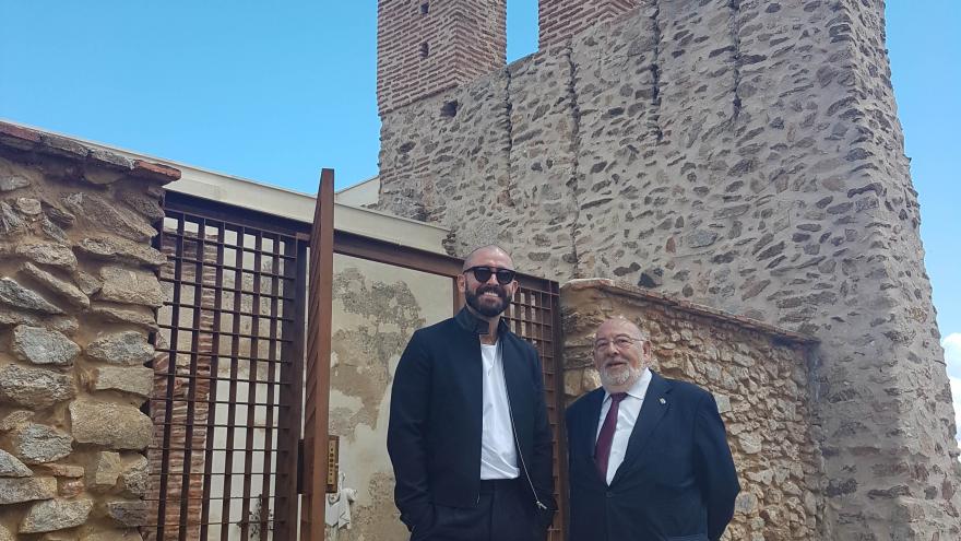 Jaime de los Santos durante su visita a la ermita y el lugar de Santiago, en Gargantilla del Lozoya y Pinilla de Buitrago