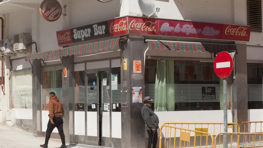 Fotografía de la esquina de una calle