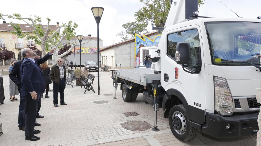 Rollán visita las actuaciones realizadas en el frontón y la piscina municipal, que se suman a nuevos equipamientos para centros públicos y la mejora del alumbrado viario Rollán visita las actuaciones realizadas en el frontón y la piscina municipal, que se suman a nuevos equipamientos para centros públicos y la mejora del alumbrado viario