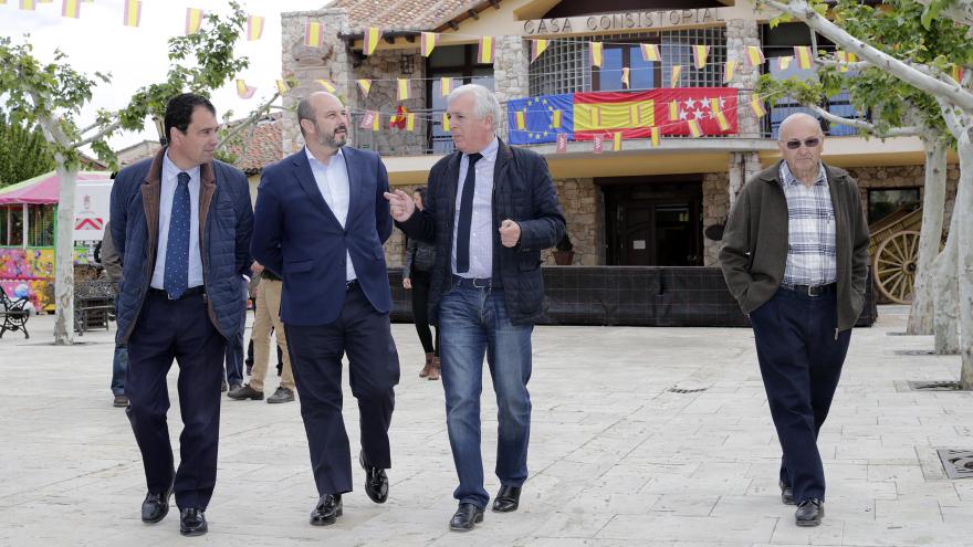Rollán visita las actuaciones realizadas en el frontón y la piscina municipal, que se suman a nuevos equipamientos para centros públicos y la mejora del alumbrado viario Rollán visita las actuaciones realizadas en el frontón y la piscina municipal, que se suman a nuevos equipamientos para centros públicos y la mejora del alumbrado viario