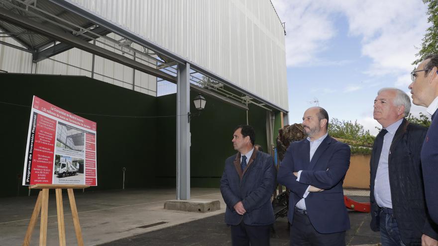 Rollán visita las actuaciones realizadas en el frontón y la piscina municipal, que se suman a nuevos equipamientos para centros públicos y la mejora del alumbrado viario Rollán visita las actuaciones realizadas en el frontón y la piscina municipal, que se suman a nuevos equipamientos para centros públicos y la mejora del alumbrado viario