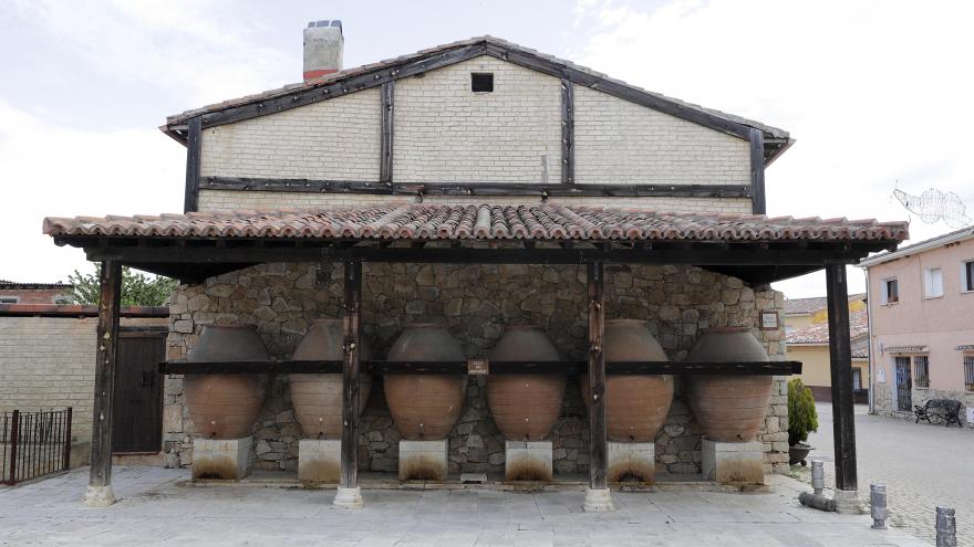 Rollán visita las actuaciones realizadas en el frontón y la piscina municipal, que se suman a nuevos equipamientos para centros públicos y la mejora del alumbrado viario Rollán visita las actuaciones realizadas en el frontón y la piscina municipal, que se suman a nuevos equipamientos para centros públicos y la mejora del alumbrado viario