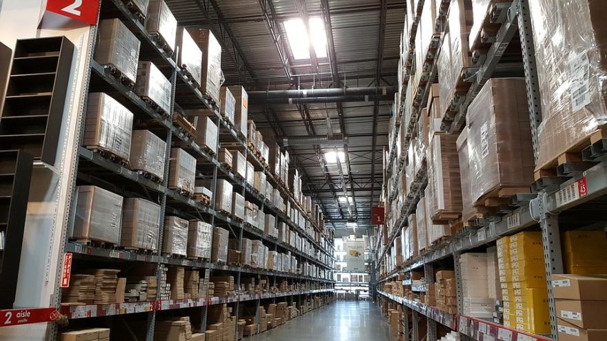 Autorización de almacén de distribución al por mayor de medicamentos veterinarios Estanterías con cajas en local de almacenamiento