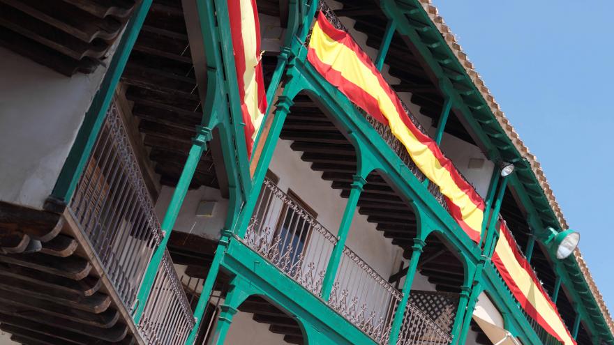 Plaza porticada con listones verdes