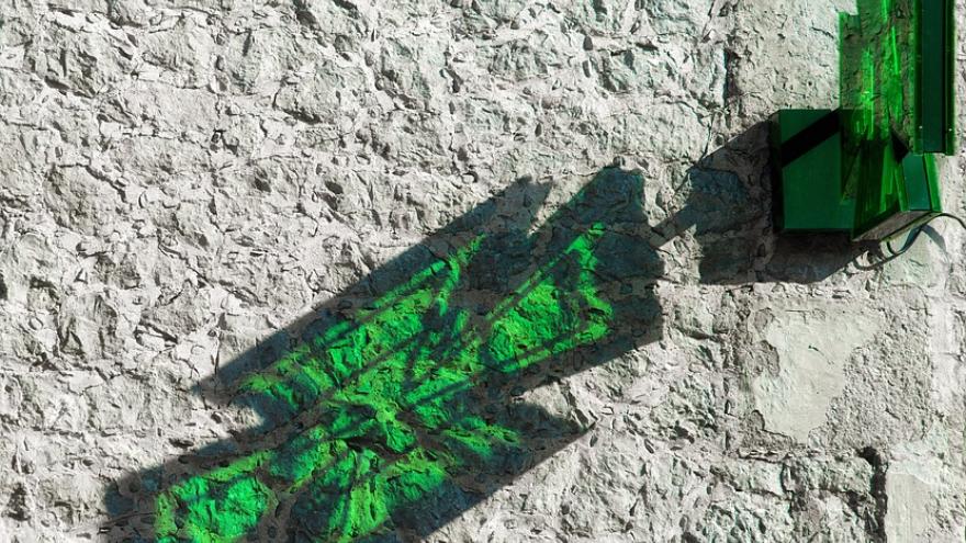 oficina de farmacia Cruz verde reflejado en pared