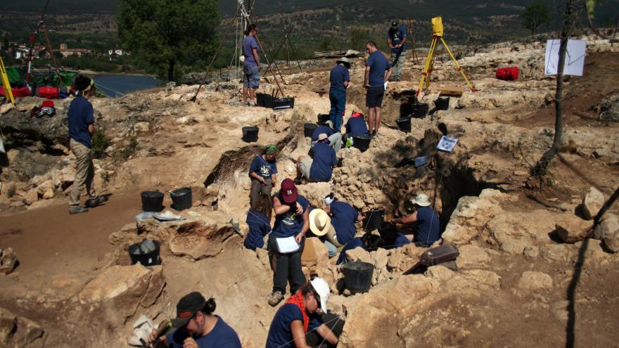 Expertos trabajando en la extracción de restos arqueológicos
