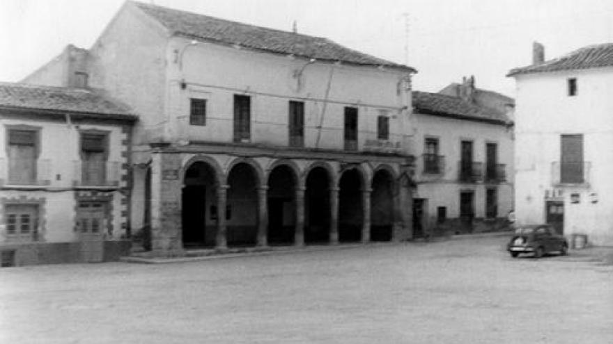 Imagen antigua del ayuntamiento de Estremera