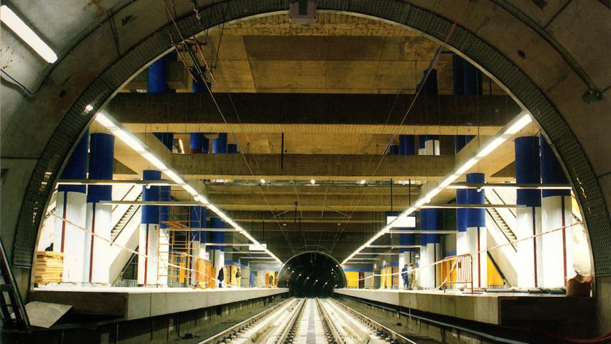 Obreros trabajando en la estación de Canillas