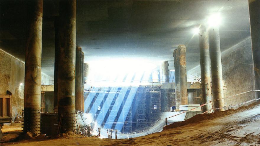 Estación Mar de Cristal en construcción, andamios al fondo