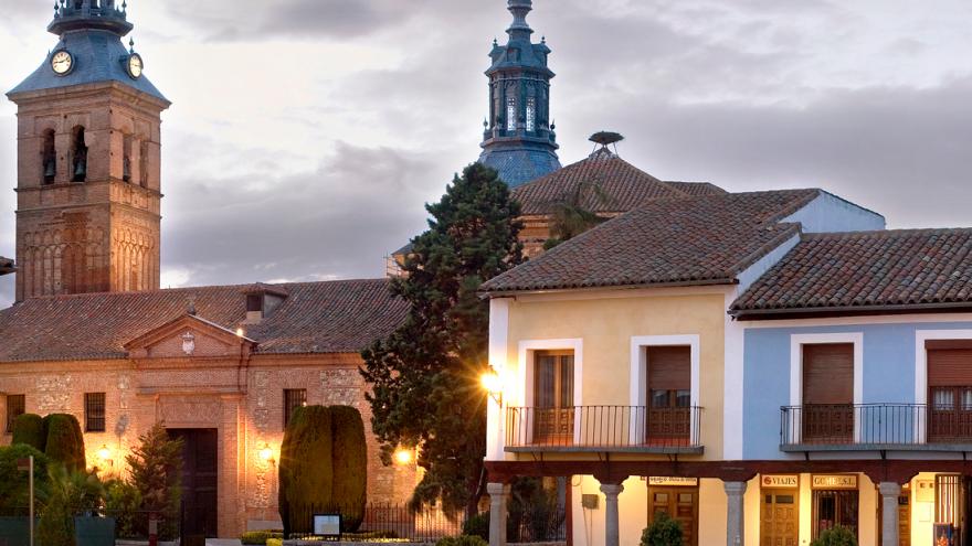 Plaza empedrada con una iglesia