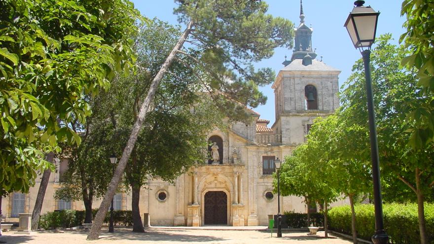 Iglesia entre árboles