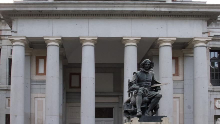 Fachada estatua Velázquez