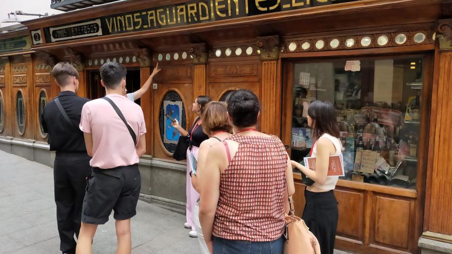 Personas observando la fachada de la taberna Sierra en Chueca