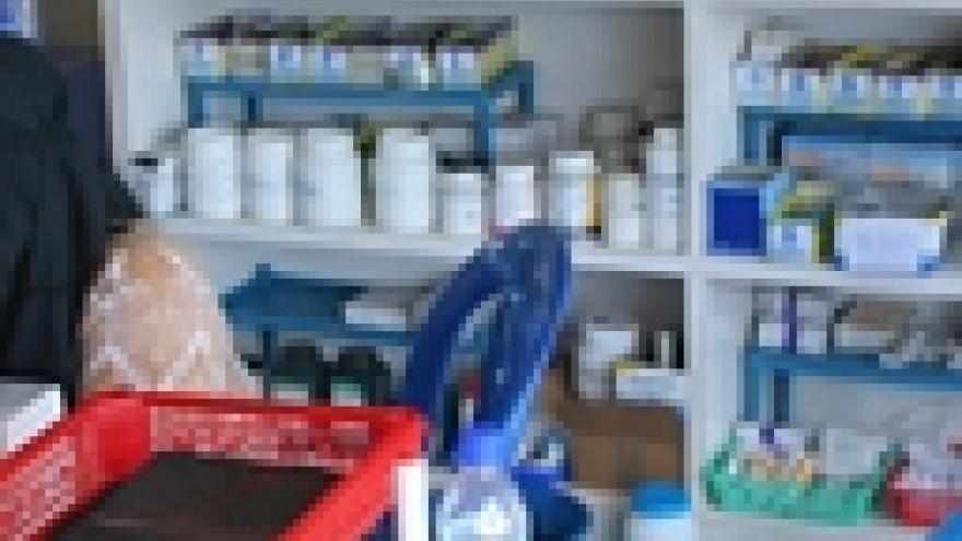 Unidades de farmacia en centros sanitarios Estanterías con productos farmacéuticos