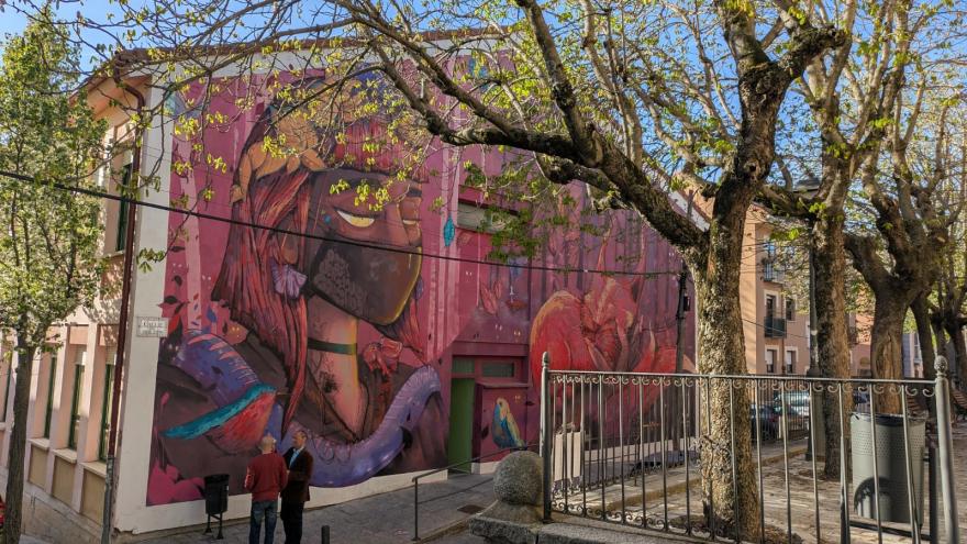mural rojo de pájaros de la casa de la juventud de El escorial