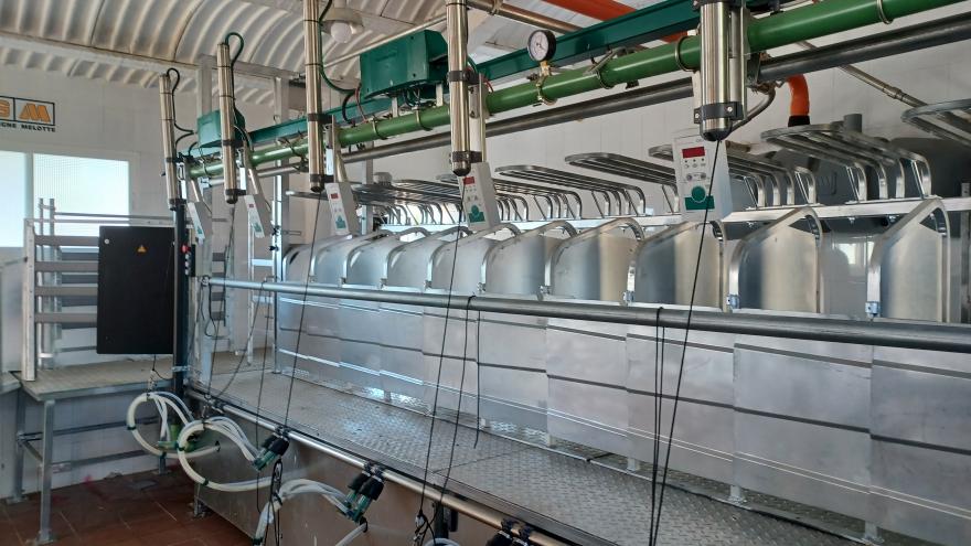 Instalación de ordeño en La Chimenea Instalación de ordeño en finca experimental de La Chimenea