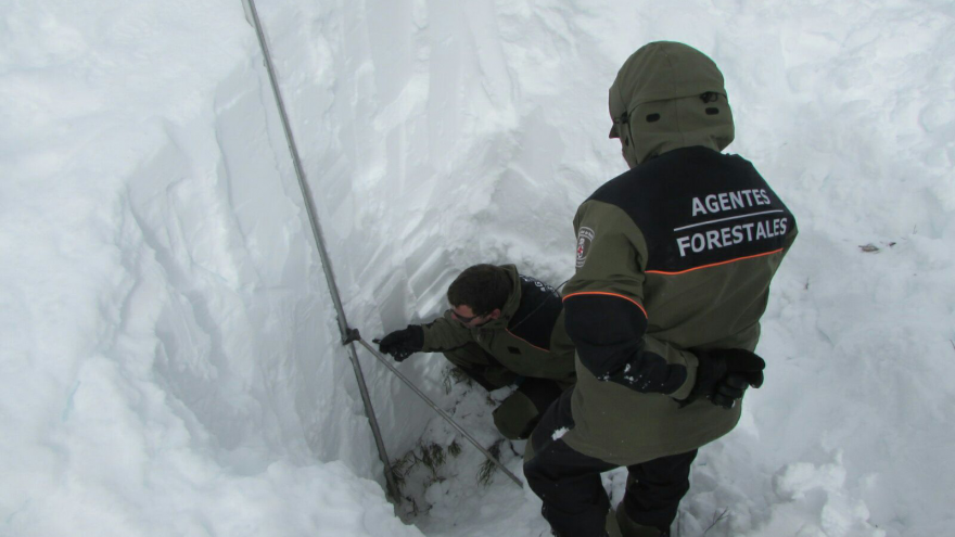 Agentes forestales realizando catas de nieve